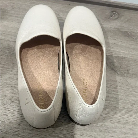 New! Vionic Cream Willa II Slip On Leather‎ Loafers, Size 7. - Picture 5 of 7
